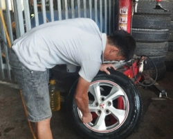 Xe đi vá lốp lưu động trảng bom
