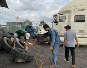 VÁ VỎ XE LƯU ĐỘNG TRẢNG BOM